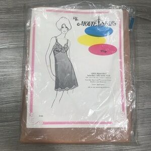 Movie Star NEW Vintage Beige Nylon & Lace Slip‎